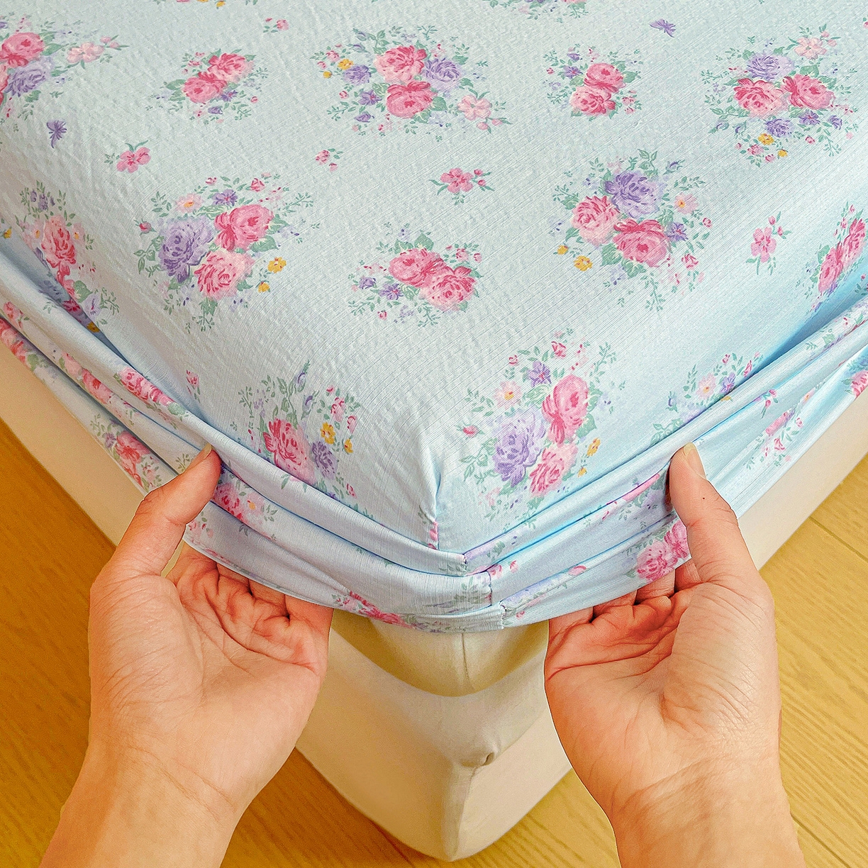 91家纺网 家纺一手货源 找家纺 纽缦家纺 2026春夏新款云感提花双层纱单床笠 床笠单件 清风与雾-蓝