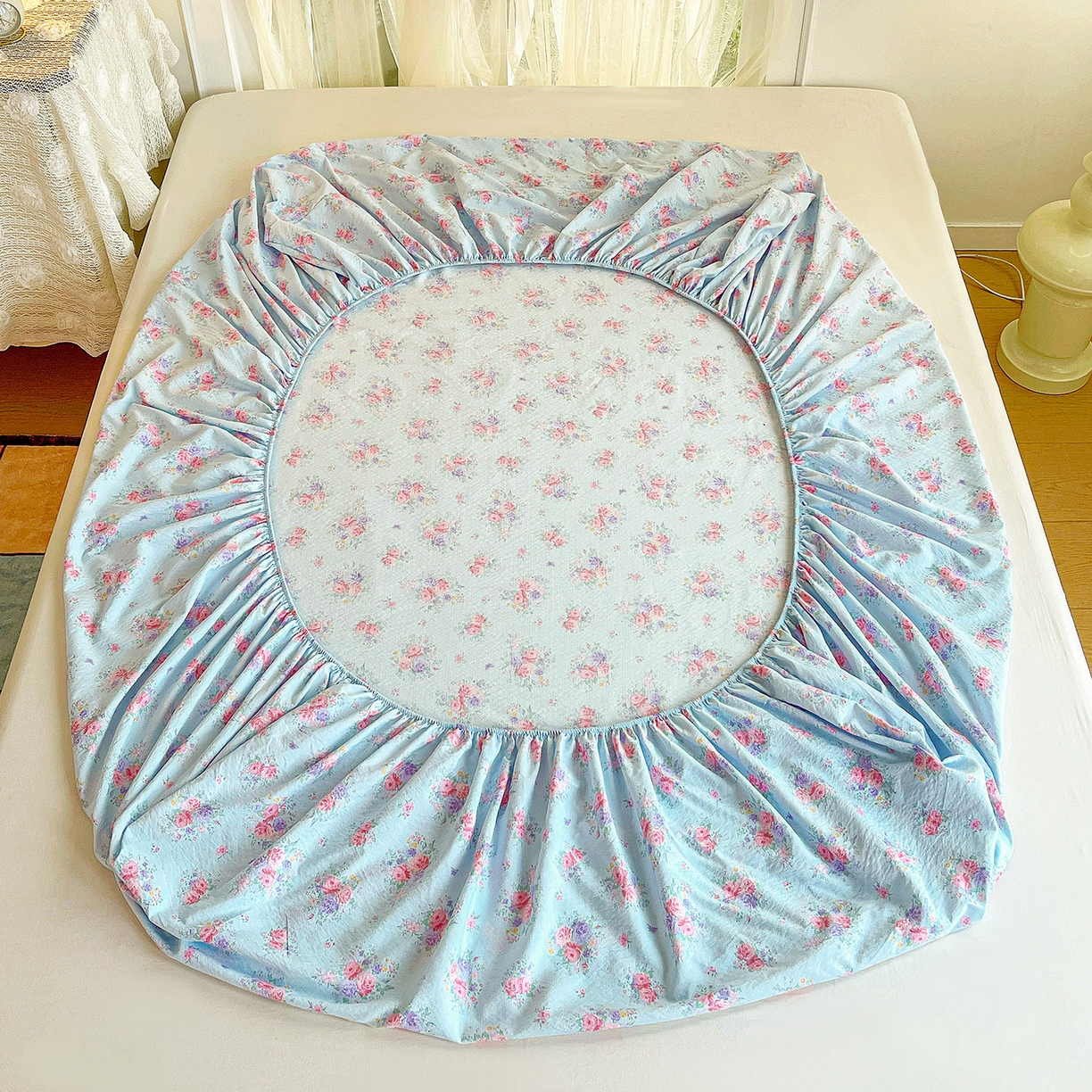 91家纺网 家纺一手货源 找家纺 纽缦家纺 2026春夏新款云感提花双层纱单床笠 床笠单件 清风与雾-蓝