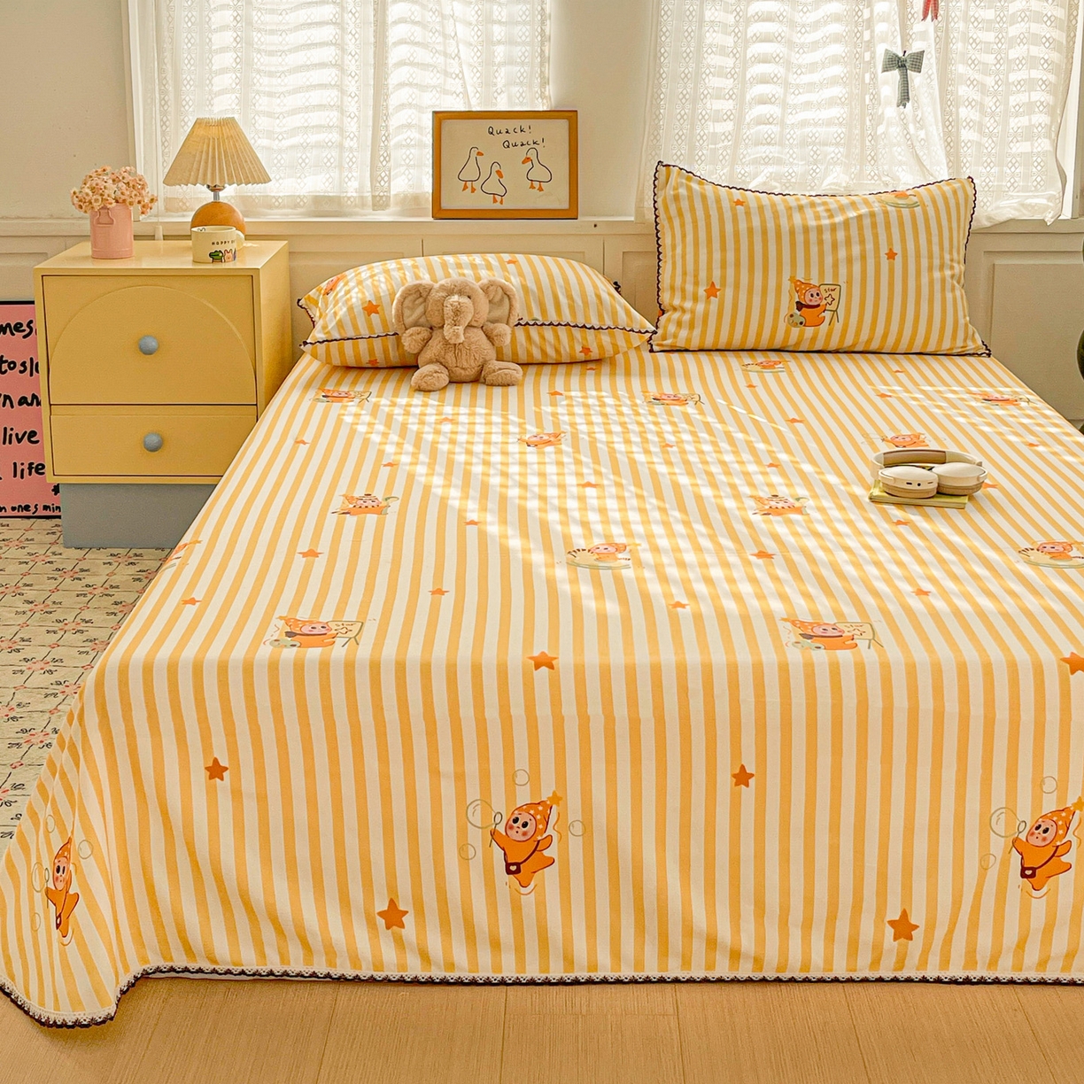 91家纺网 家纺一手货源 找家纺 纽缦家纺 2026新款舒适透气细沙卡通印花花边老粗布床单凉席席子 魔法星空-黄