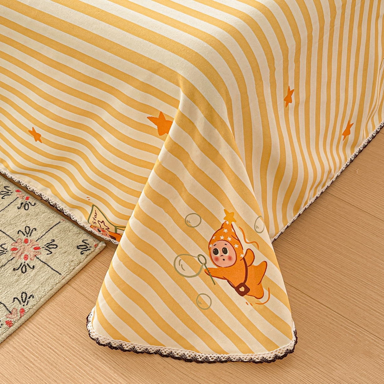 91家纺网 家纺一手货源 找家纺 纽缦家纺 2026新款舒适透气细沙卡通印花花边老粗布床单凉席席子 魔法星空-黄