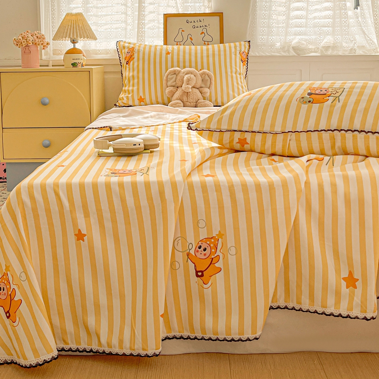 91家纺网 家纺一手货源 找家纺 纽缦家纺 2026新款舒适透气细沙卡通印花花边老粗布床单凉席席子 魔法星空-黄