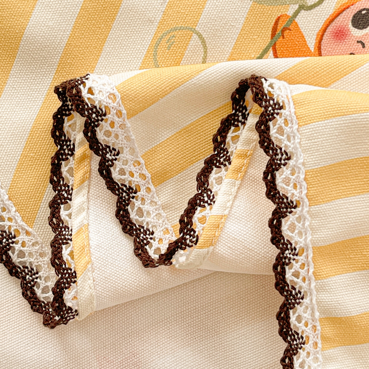 91家纺网 家纺一手货源 找家纺 纽缦家纺 2026新款舒适透气细沙卡通印花花边老粗布床单凉席席子 魔法星空-黄