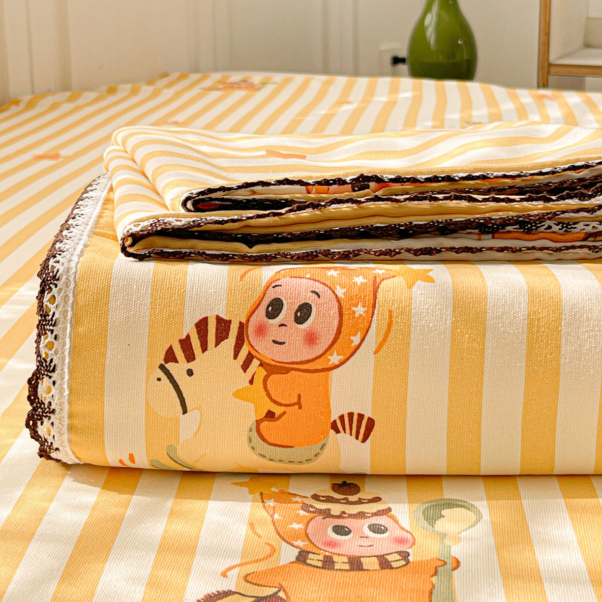 91家纺网 家纺一手货源 找家纺 纽缦家纺 2026新款舒适透气细沙卡通印花花边老粗布床单凉席席子 魔法星空-黄