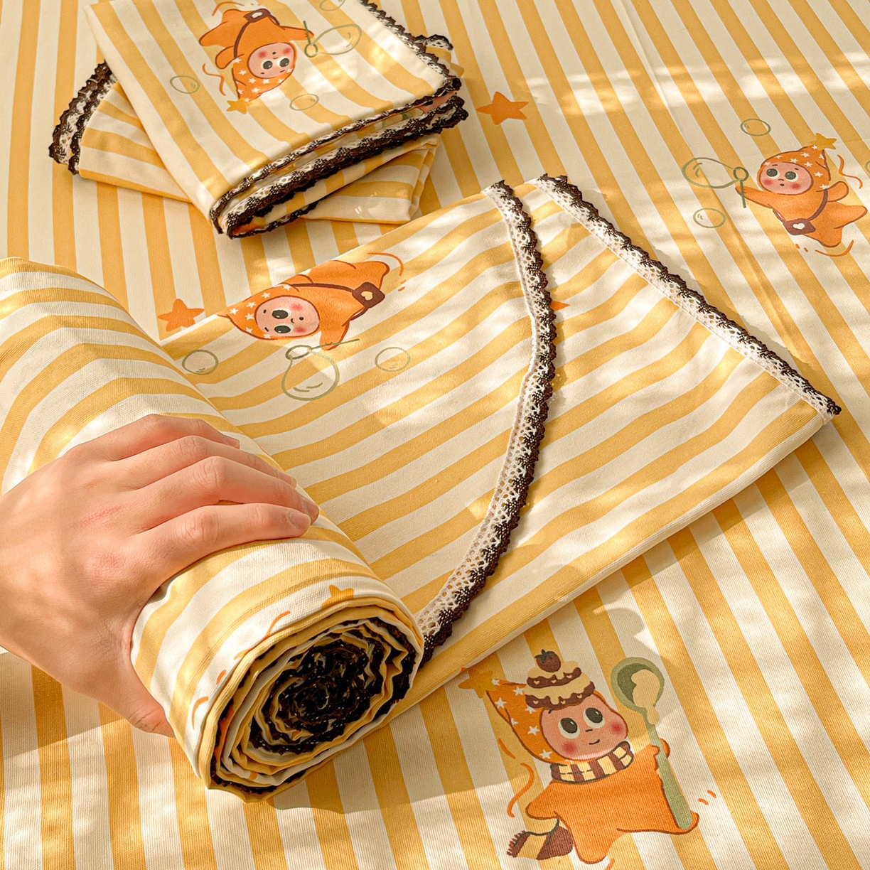 91家纺网 家纺一手货源 找家纺 纽缦家纺 2026新款舒适透气细沙卡通印花花边老粗布床单凉席席子 魔法星空-黄