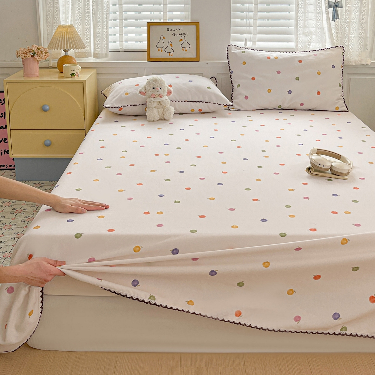 91家纺网 家纺一手货源 找家纺 纽缦家纺 2026新款舒适透气细沙卡通印花花边老粗布床单凉席席子 七彩苹果-米