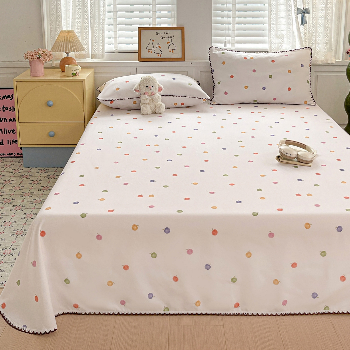 91家纺网 家纺一手货源 找家纺 纽缦家纺 2026新款舒适透气细沙卡通印花花边老粗布床单凉席席子 七彩苹果-米