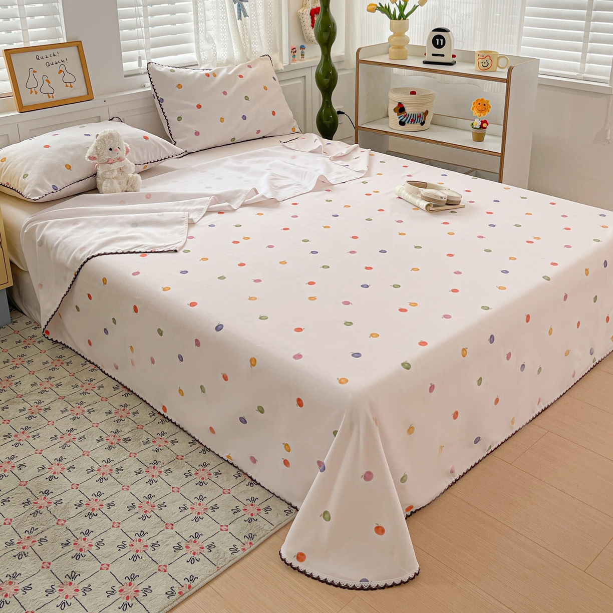 91家纺网 家纺一手货源 找家纺 纽缦家纺 2026新款舒适透气细沙卡通印花花边老粗布床单凉席席子 七彩苹果-米