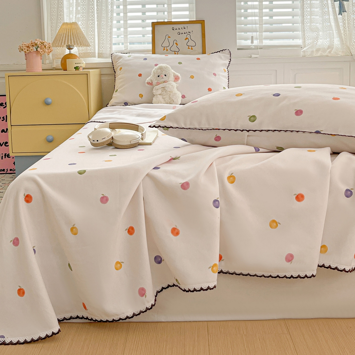 91家纺网 家纺一手货源 找家纺 纽缦家纺 2026新款舒适透气细沙卡通印花花边老粗布床单凉席席子 七彩苹果-米