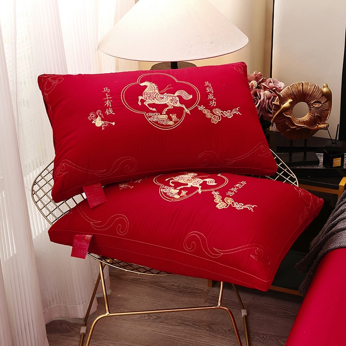 91家纺网 家纺一手货源 找家纺 糖果枕芯 2026新款婚庆结婚大红枕芯喜庆婚庆新人新娘新郎结婚专用枕芯 马上有钱