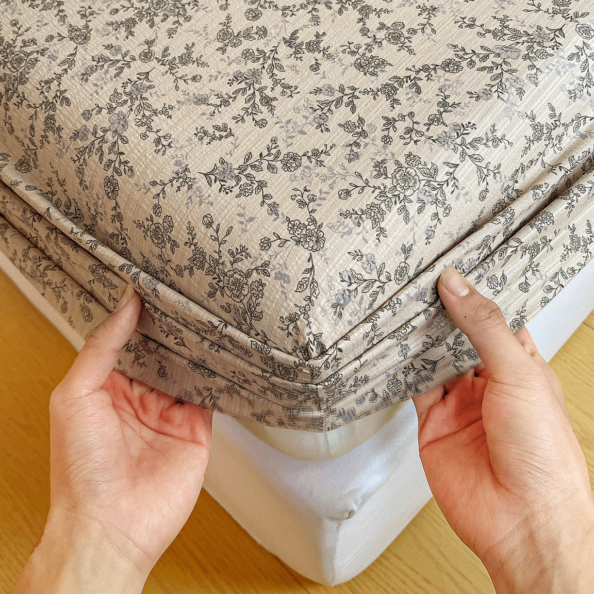 91家纺网 家纺一手货源 找家纺 纽缦家纺 2026春夏新款云感提花双层纱单床笠 床笠单件 竹韵花语