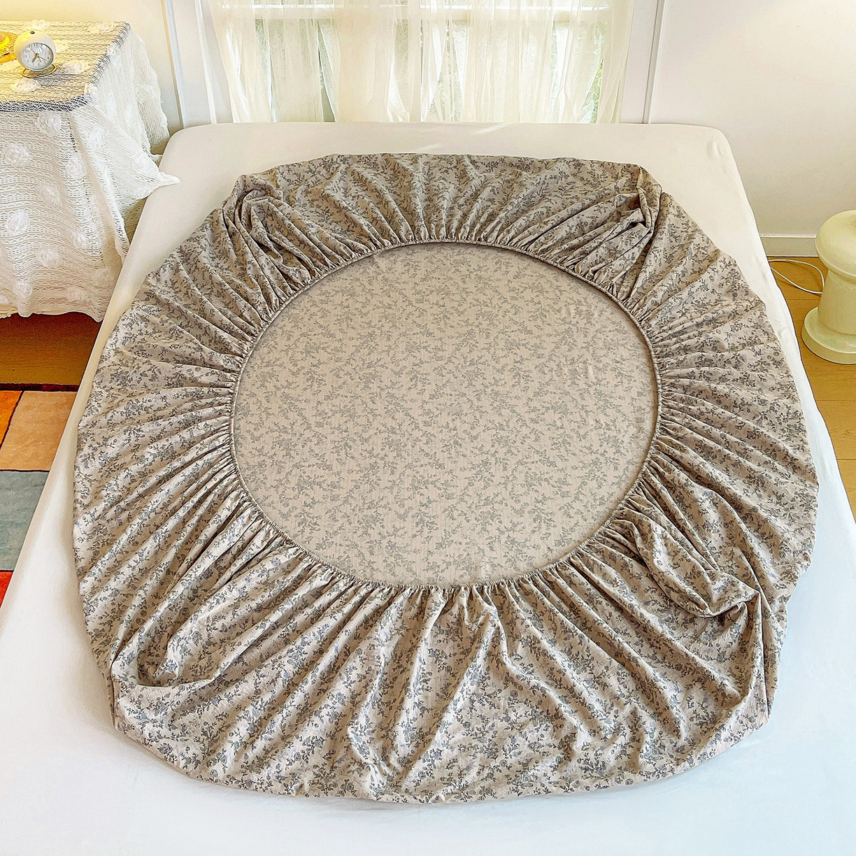 91家纺网 家纺一手货源 找家纺 纽缦家纺 2026春夏新款云感提花双层纱单床笠 床笠单件 竹韵花语