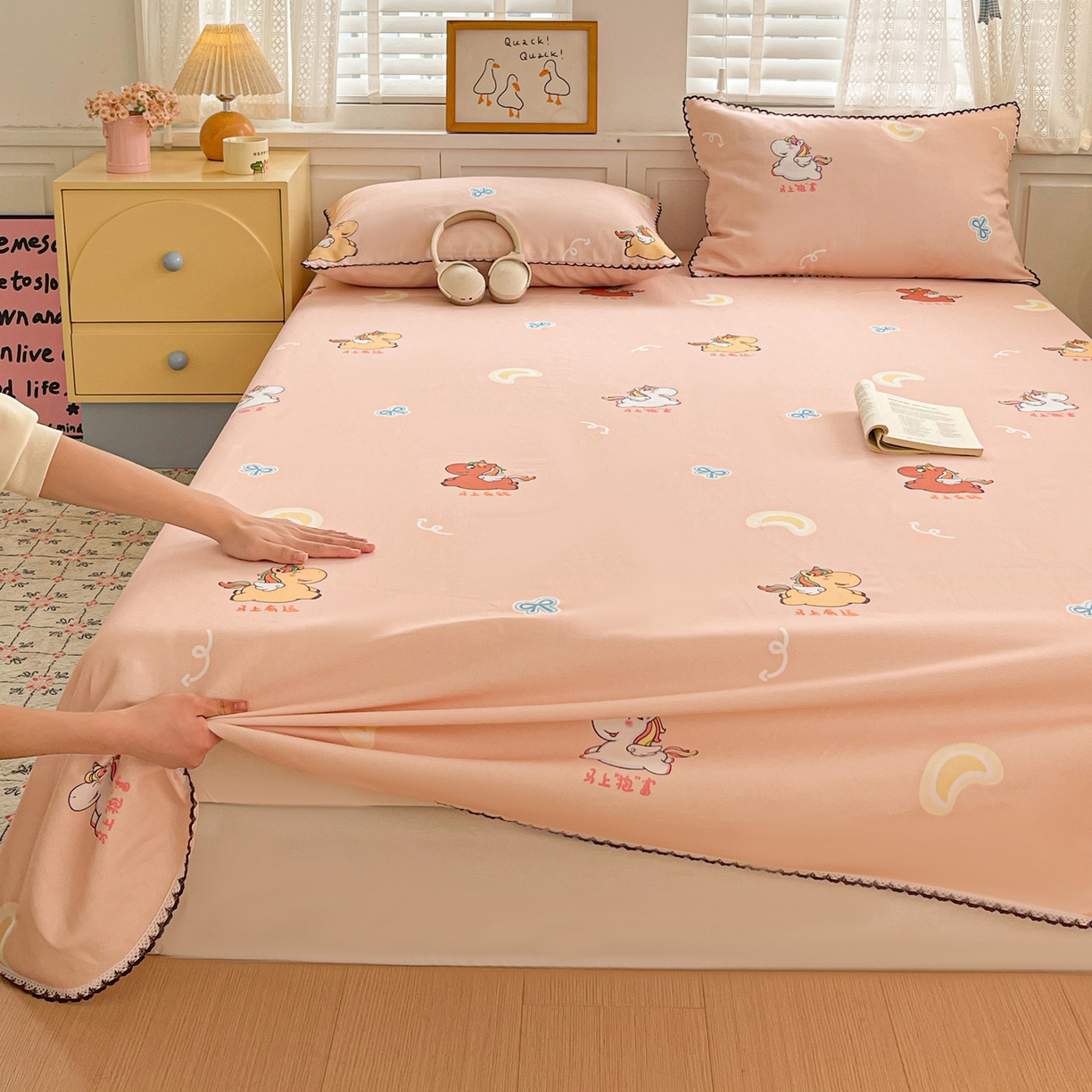 91家纺网 家纺一手货源 找家纺 纽缦家纺 2026新款舒适透气细沙卡通印花花边老粗布床单凉席席子 七彩小马-桔