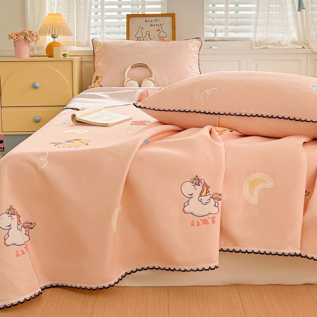 91家纺网 家纺一手货源 找家纺 纽缦家纺 2026新款舒适透气细沙卡通印花花边老粗布床单凉席席子 七彩小马-桔