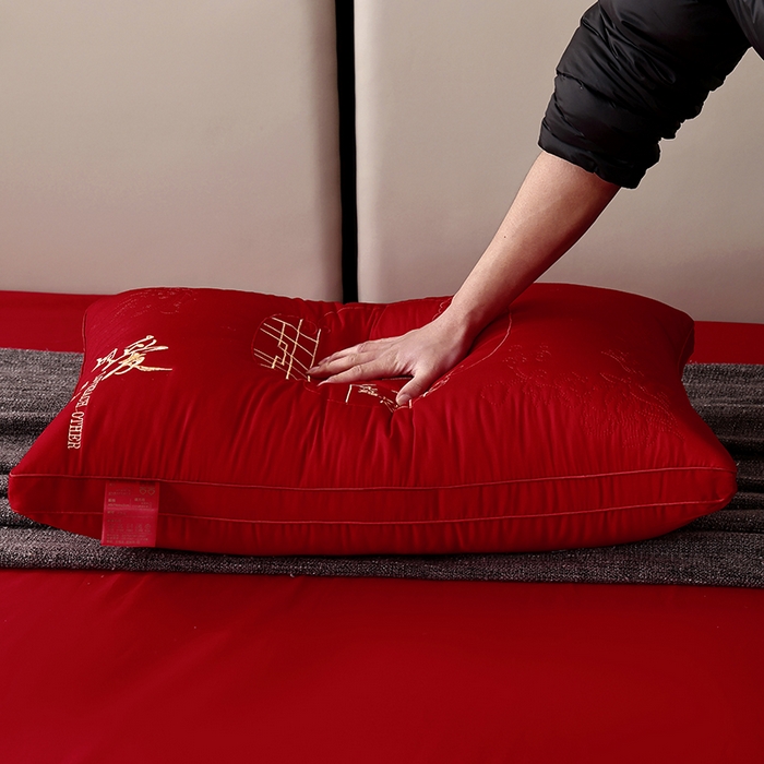 91家纺网 家纺一手货源 找家纺 糖果枕芯 2026新款婚庆结婚大红枕芯喜庆婚庆新人新娘新郎结婚专用枕芯 相爱百年