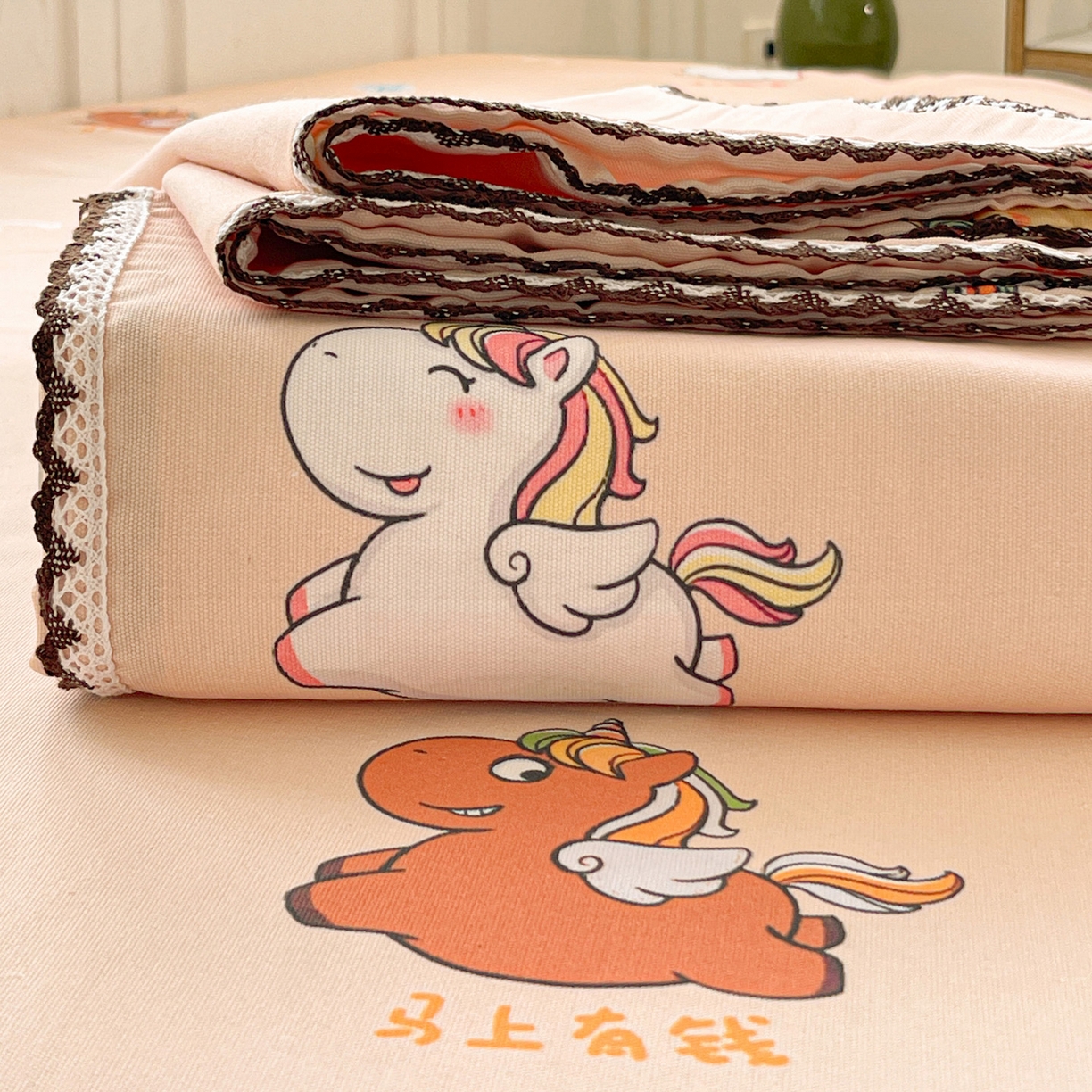 91家纺网 家纺一手货源 找家纺 纽缦家纺 2026新款舒适透气细沙卡通印花花边老粗布床单凉席席子 七彩小马-桔