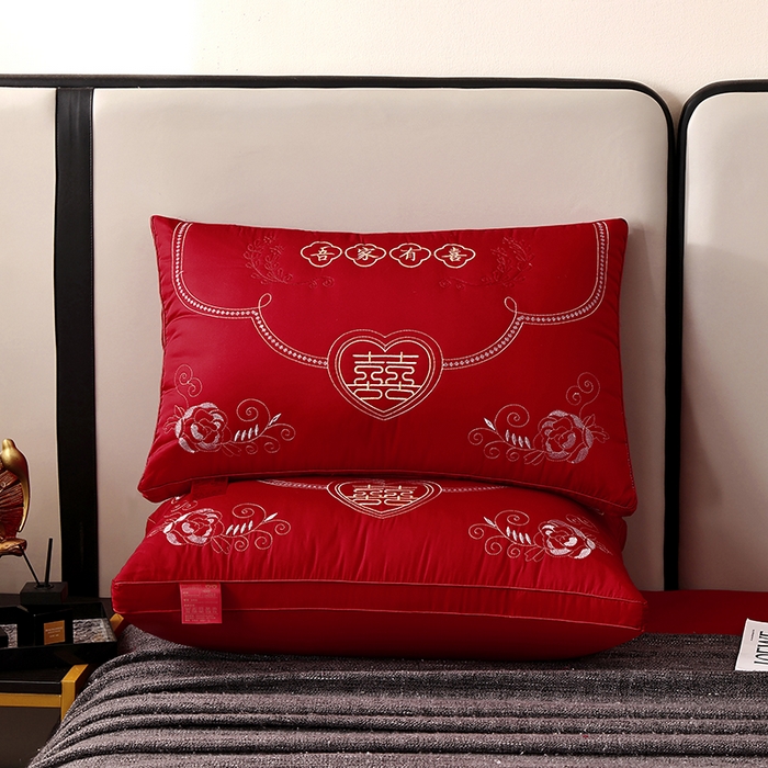 91家纺网 家纺一手货源 找家纺 糖果枕芯 2026新款婚庆结婚大红枕芯喜庆婚庆新人新娘新郎结婚专用枕芯 心心相印