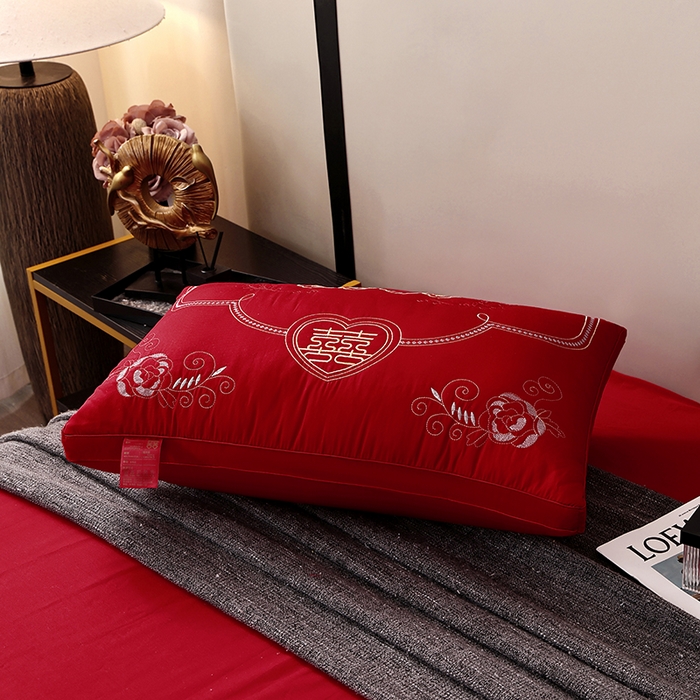 91家纺网 家纺一手货源 找家纺 糖果枕芯 2026新款婚庆结婚大红枕芯喜庆婚庆新人新娘新郎结婚专用枕芯 心心相印