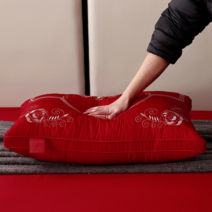 91家纺网 家纺一手货源 找家纺 糖果枕芯 2026新款婚庆结婚大红枕芯喜庆婚庆新人新娘新郎结婚专用枕芯 心心相印