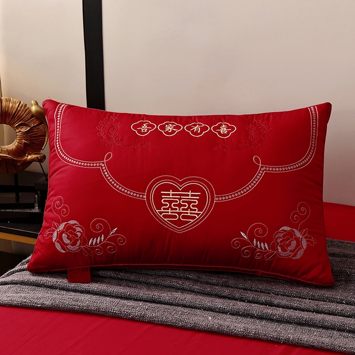 91家纺网 家纺一手货源 找家纺 糖果枕芯 2026新款婚庆结婚大红枕芯喜庆婚庆新人新娘新郎结婚专用枕芯 心心相印