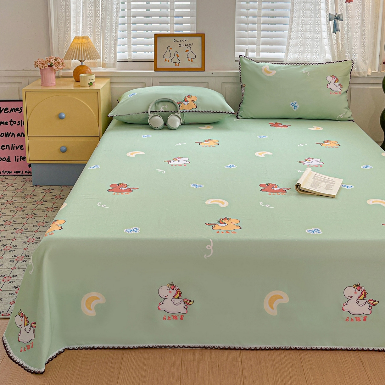 91家纺网 家纺一手货源 找家纺 纽缦家纺 2026新款舒适透气细沙卡通印花花边老粗布床单凉席席子 七彩小马-绿