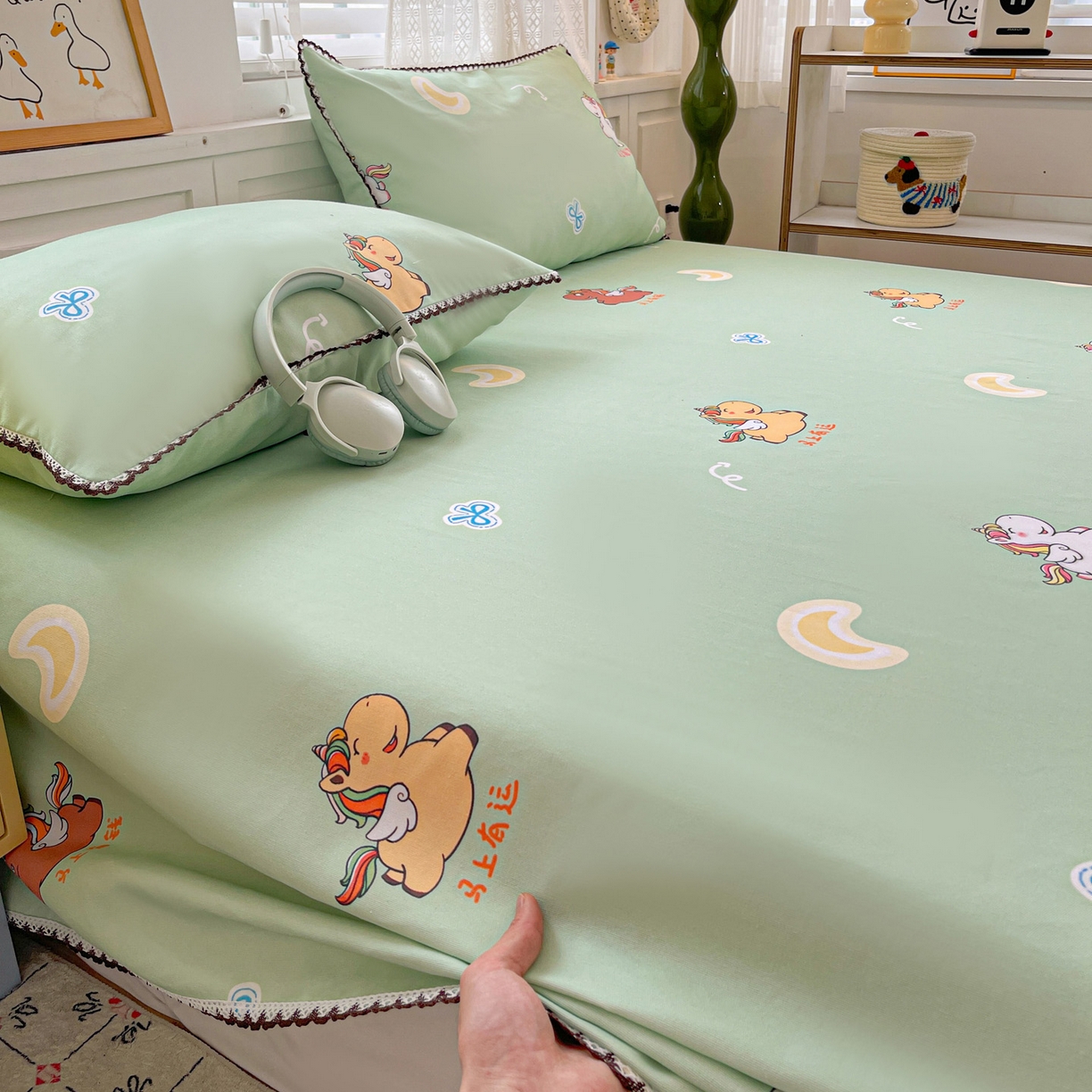 91家纺网 家纺一手货源 找家纺 纽缦家纺 2026新款舒适透气细沙卡通印花花边老粗布床单凉席席子 七彩小马-绿