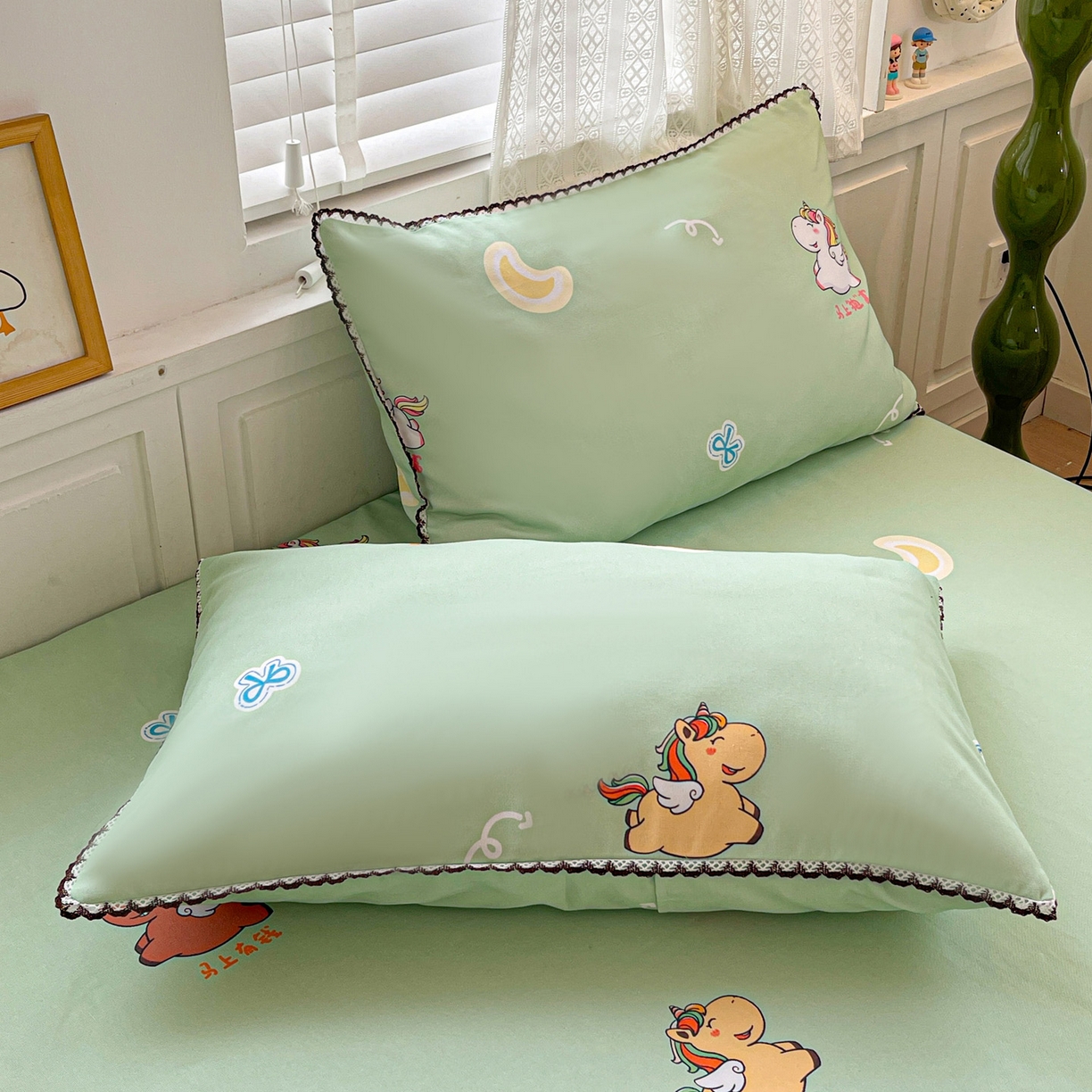 91家纺网 家纺一手货源 找家纺 纽缦家纺 2026新款舒适透气细沙卡通印花花边老粗布床单凉席席子 七彩小马-绿