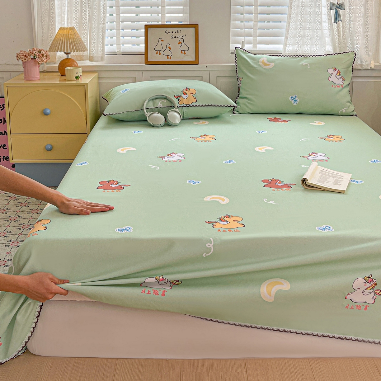 91家纺网 家纺一手货源 找家纺 纽缦家纺 2026新款舒适透气细沙卡通印花花边老粗布床单凉席席子 七彩小马-绿