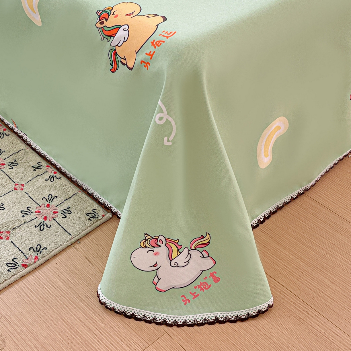 91家纺网 家纺一手货源 找家纺 纽缦家纺 2026新款舒适透气细沙卡通印花花边老粗布床单凉席席子 七彩小马-绿