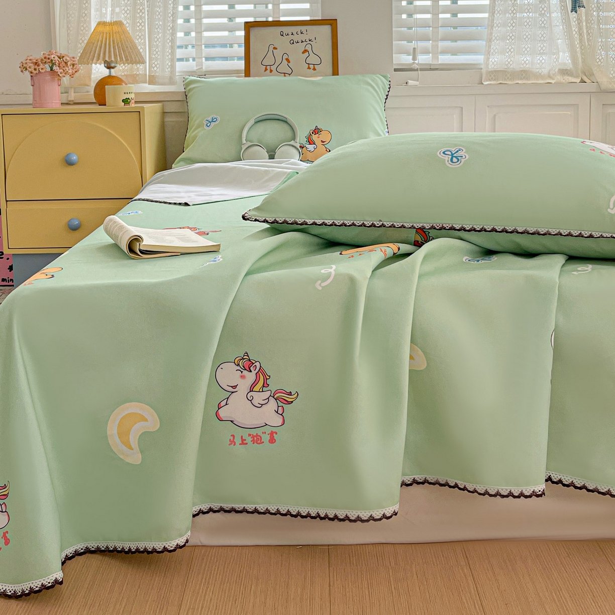 91家纺网 家纺一手货源 找家纺 纽缦家纺 2026新款舒适透气细沙卡通印花花边老粗布床单凉席席子 七彩小马-绿