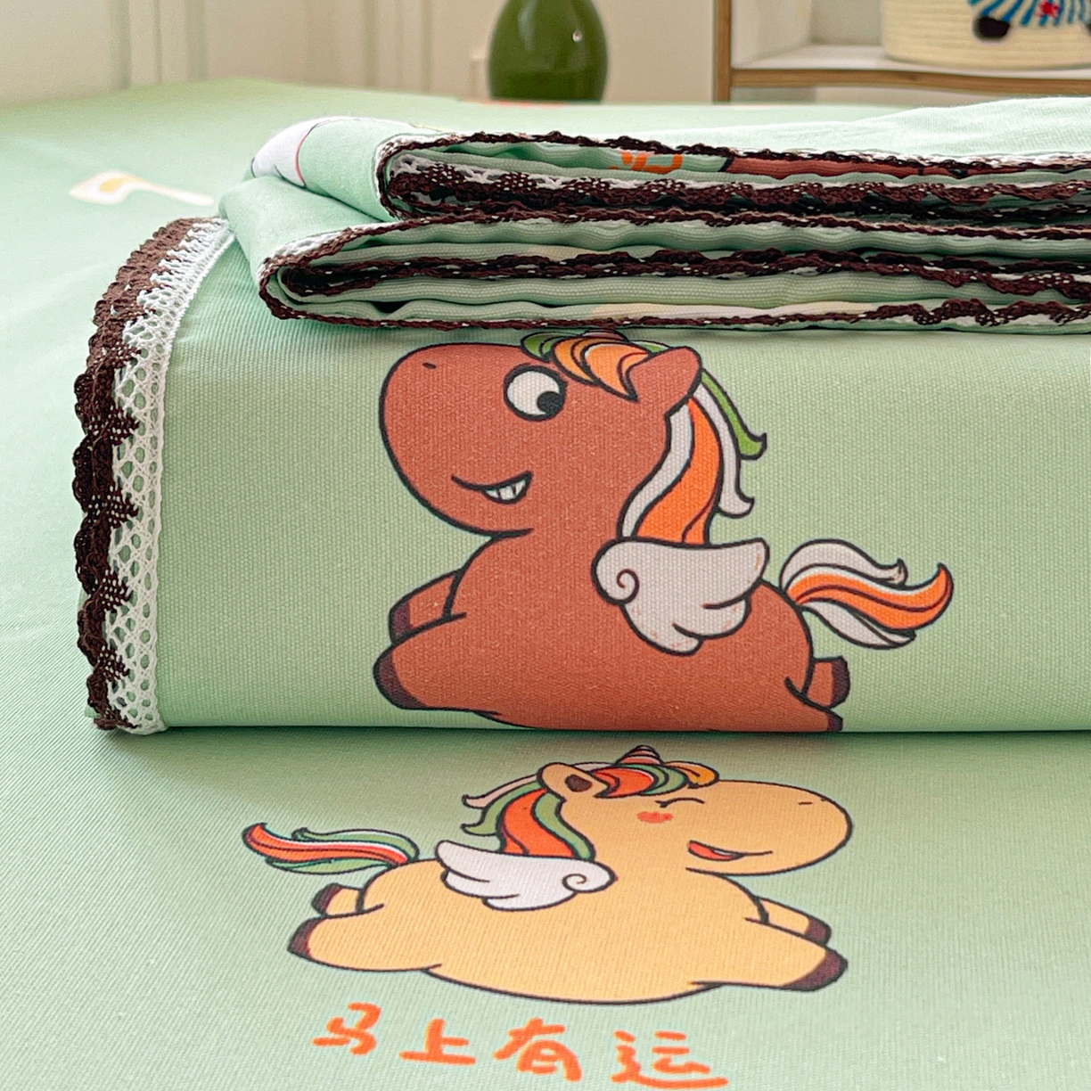 91家纺网 家纺一手货源 找家纺 纽缦家纺 2026新款舒适透气细沙卡通印花花边老粗布床单凉席席子 七彩小马-绿