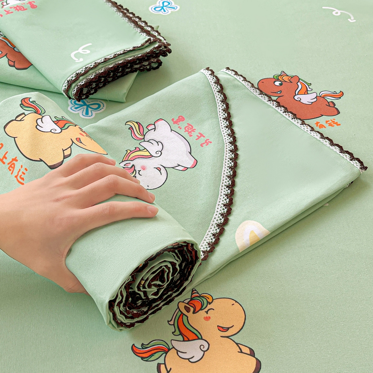91家纺网 家纺一手货源 找家纺 纽缦家纺 2026新款舒适透气细沙卡通印花花边老粗布床单凉席席子 七彩小马-绿
