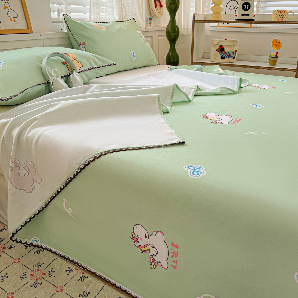 91家纺网 家纺一手货源 找家纺 纽缦家纺 2026新款舒适透气细沙卡通印花花边老粗布床单凉席席子 七彩小马-绿