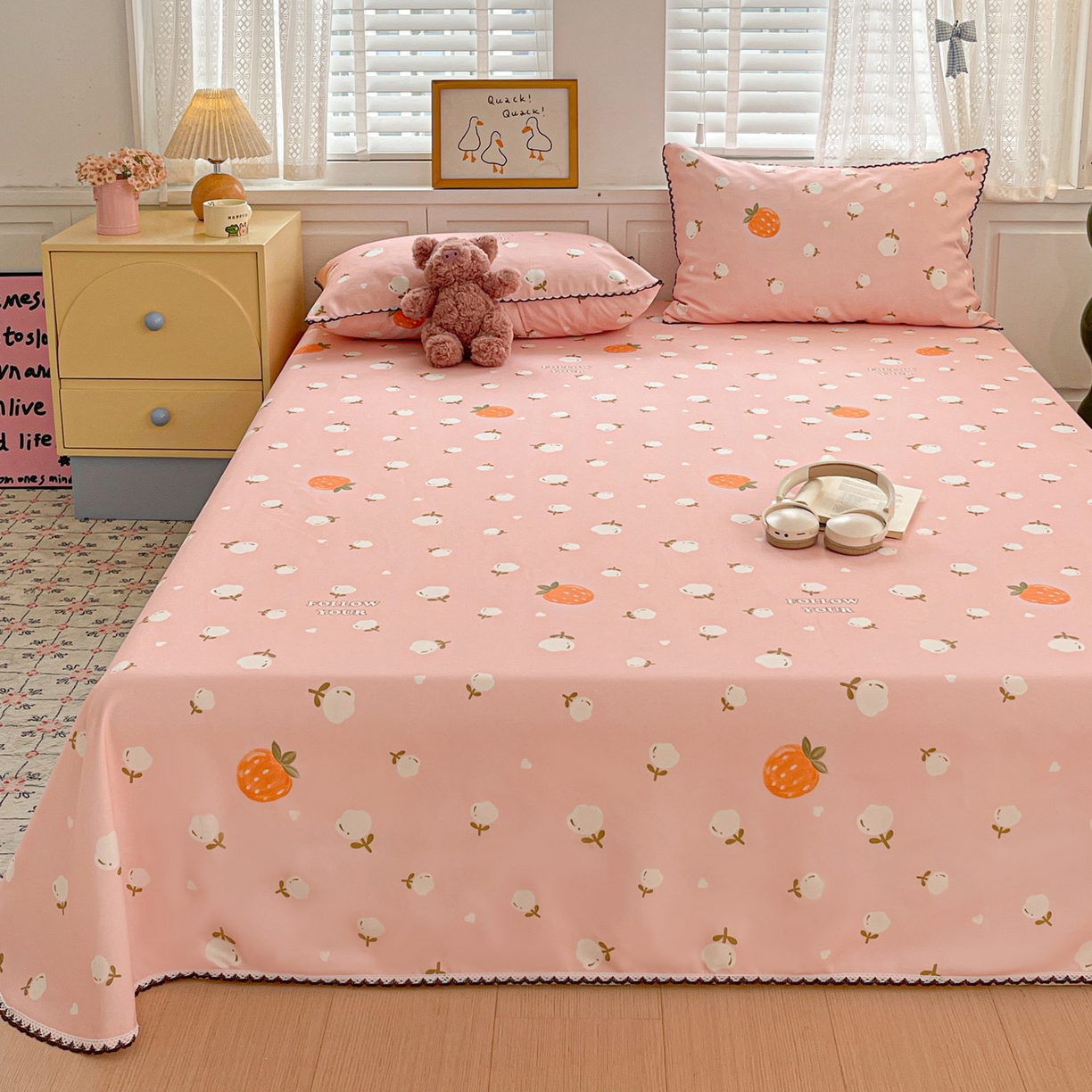 91家纺网 家纺一手货源 找家纺 纽缦家纺 2026新款舒适透气细沙卡通印花花边老粗布床单凉席席子 清香莓果-粉