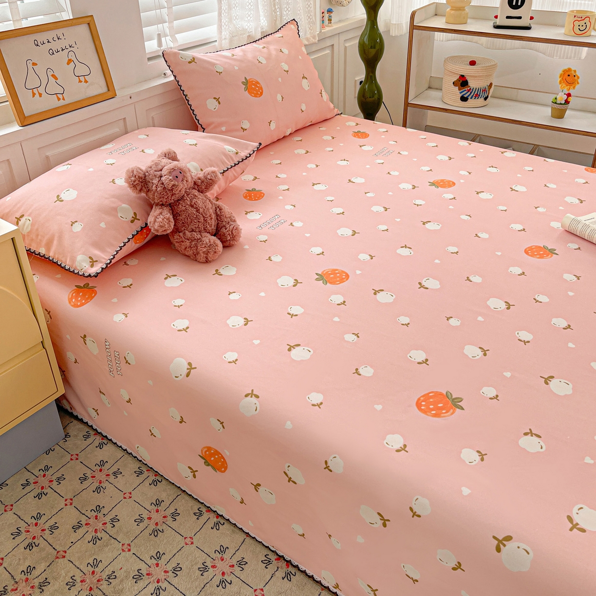 91家纺网 家纺一手货源 找家纺 纽缦家纺 2026新款舒适透气细沙卡通印花花边老粗布床单凉席席子 清香莓果-粉