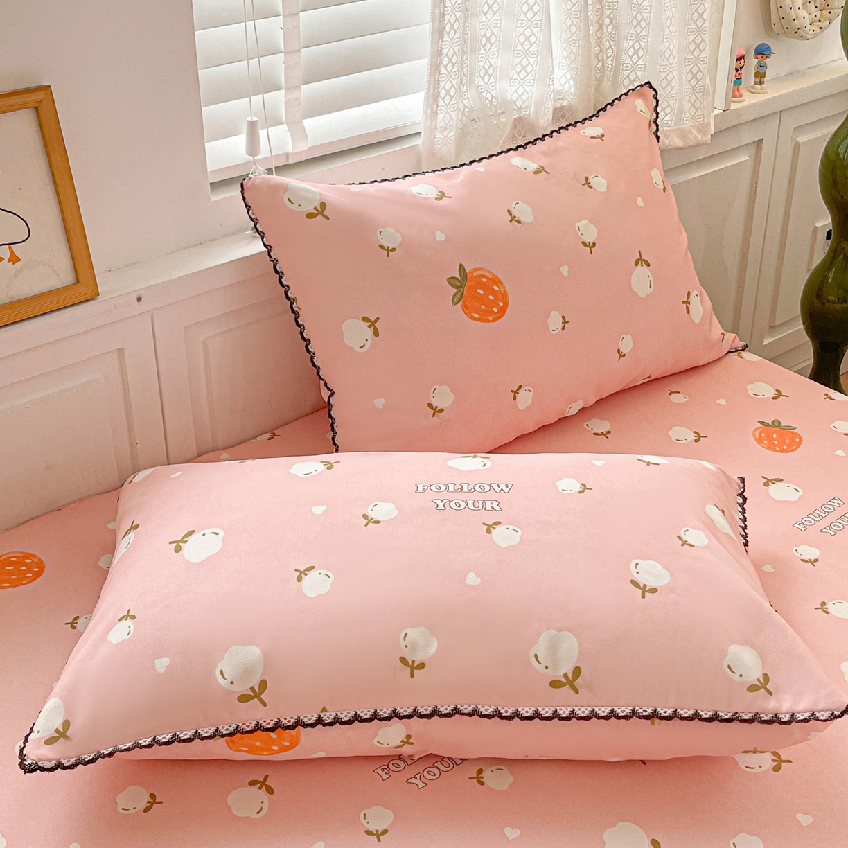 91家纺网 家纺一手货源 找家纺 纽缦家纺 2026新款舒适透气细沙卡通印花花边老粗布床单凉席席子 清香莓果-粉