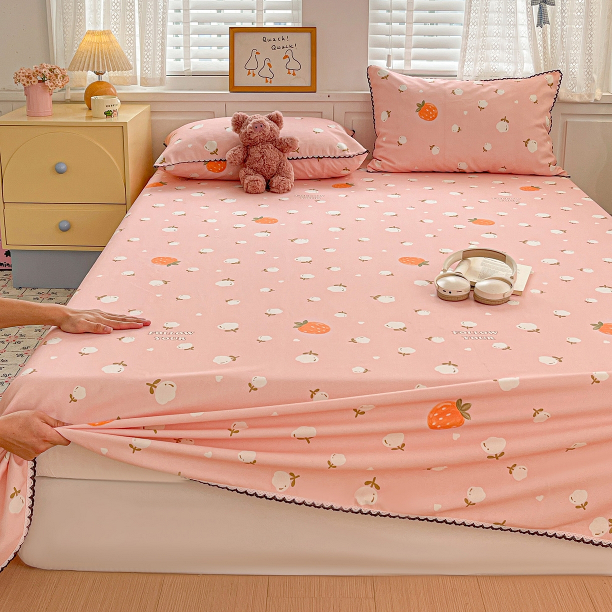 91家纺网 家纺一手货源 找家纺 纽缦家纺 2026新款舒适透气细沙卡通印花花边老粗布床单凉席席子 清香莓果-粉