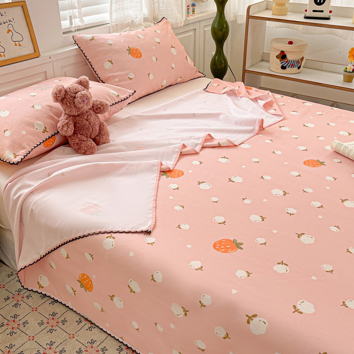 91家纺网 家纺一手货源 找家纺 纽缦家纺 2026新款舒适透气细沙卡通印花花边老粗布床单凉席席子 清香莓果-粉