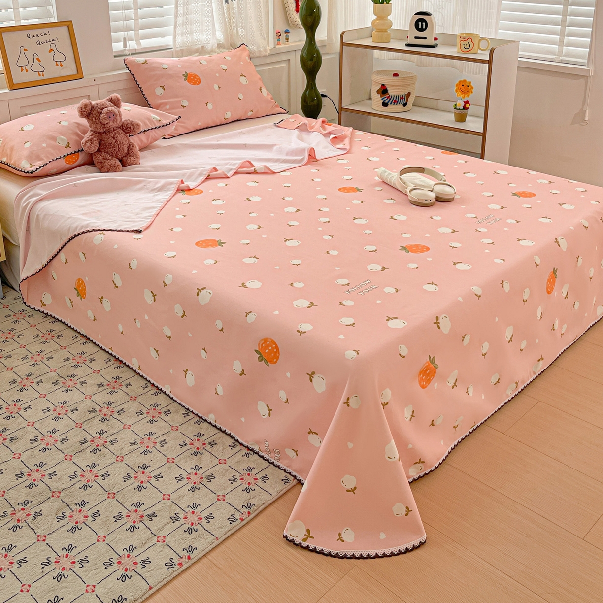 91家纺网 家纺一手货源 找家纺 纽缦家纺 2026新款舒适透气细沙卡通印花花边老粗布床单凉席席子 清香莓果-粉