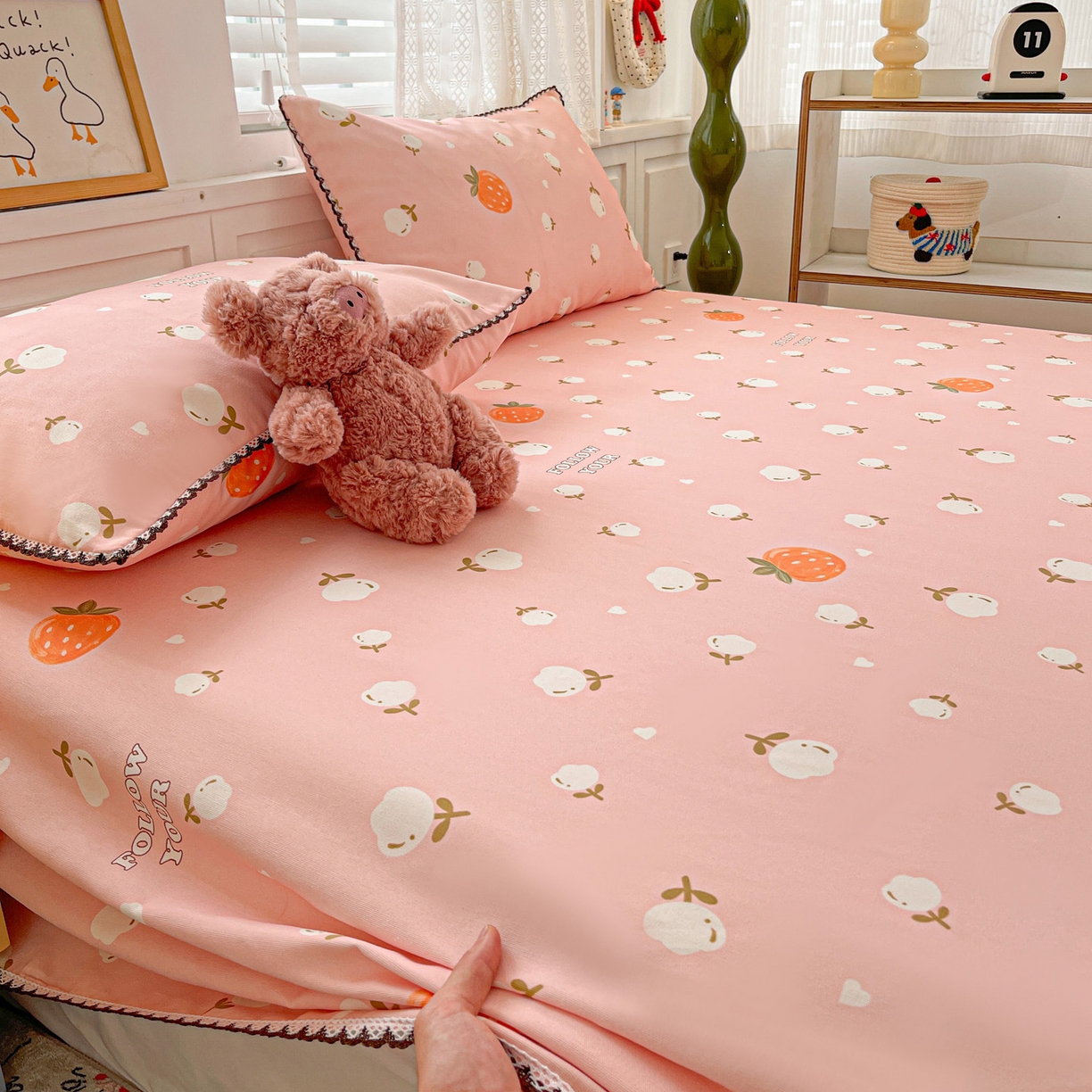 91家纺网 家纺一手货源 找家纺 纽缦家纺 2026新款舒适透气细沙卡通印花花边老粗布床单凉席席子 清香莓果-粉