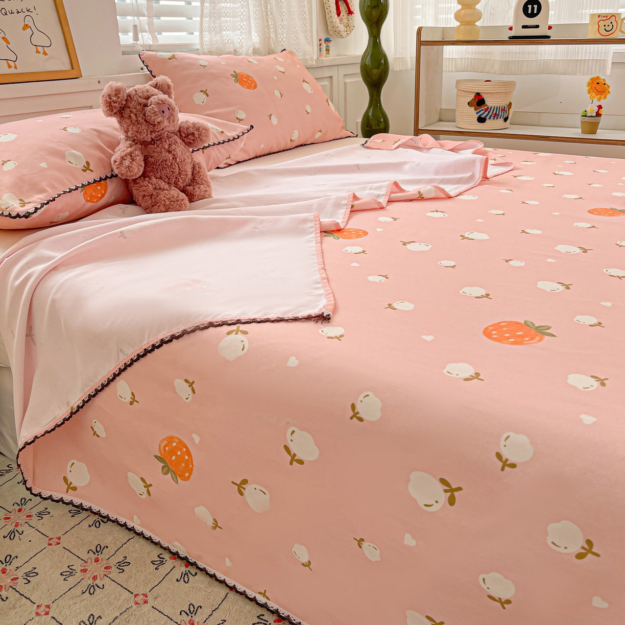 91家纺网 家纺一手货源 找家纺 纽缦家纺 2026新款舒适透气细沙卡通印花花边老粗布床单凉席席子 清香莓果-粉