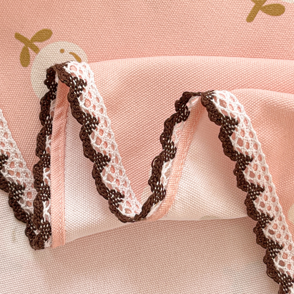 91家纺网 家纺一手货源 找家纺 纽缦家纺 2026新款舒适透气细沙卡通印花花边老粗布床单凉席席子 清香莓果-粉