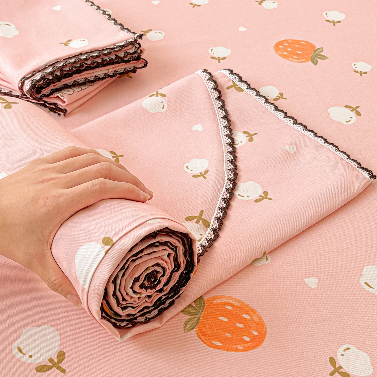 91家纺网 家纺一手货源 找家纺 纽缦家纺 2026新款舒适透气细沙卡通印花花边老粗布床单凉席席子 清香莓果-粉