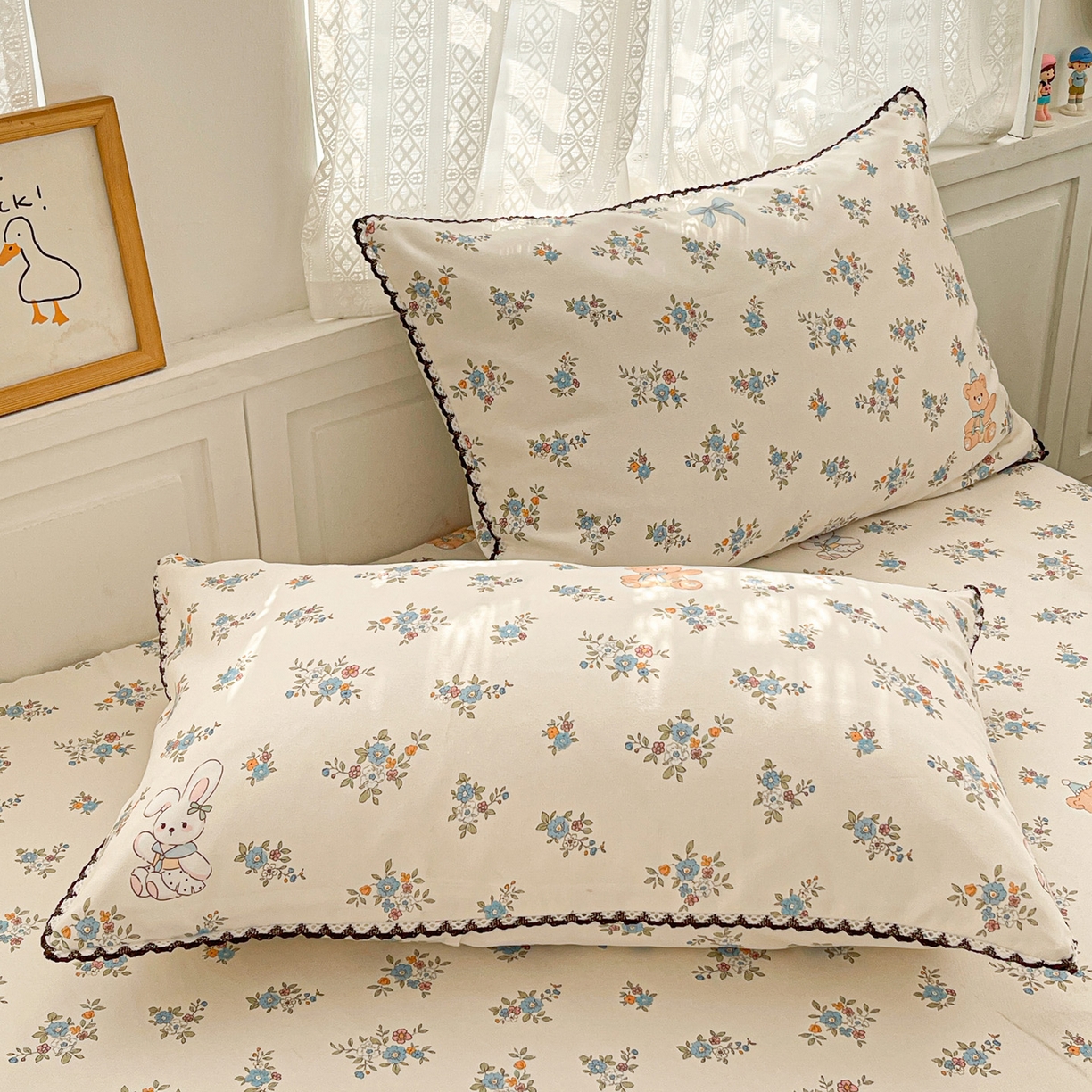 91家纺网 家纺一手货源 找家纺 纽缦家纺 2026新款舒适透气细沙卡通印花花边老粗布床单凉席席子 苏莉熊-米