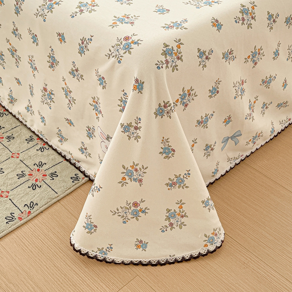 91家纺网 家纺一手货源 找家纺 纽缦家纺 2026新款舒适透气细沙卡通印花花边老粗布床单凉席席子 苏莉熊-米