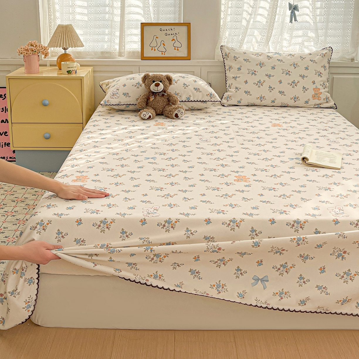 91家纺网 家纺一手货源 找家纺 纽缦家纺 2026新款舒适透气细沙卡通印花花边老粗布床单凉席席子 苏莉熊-米