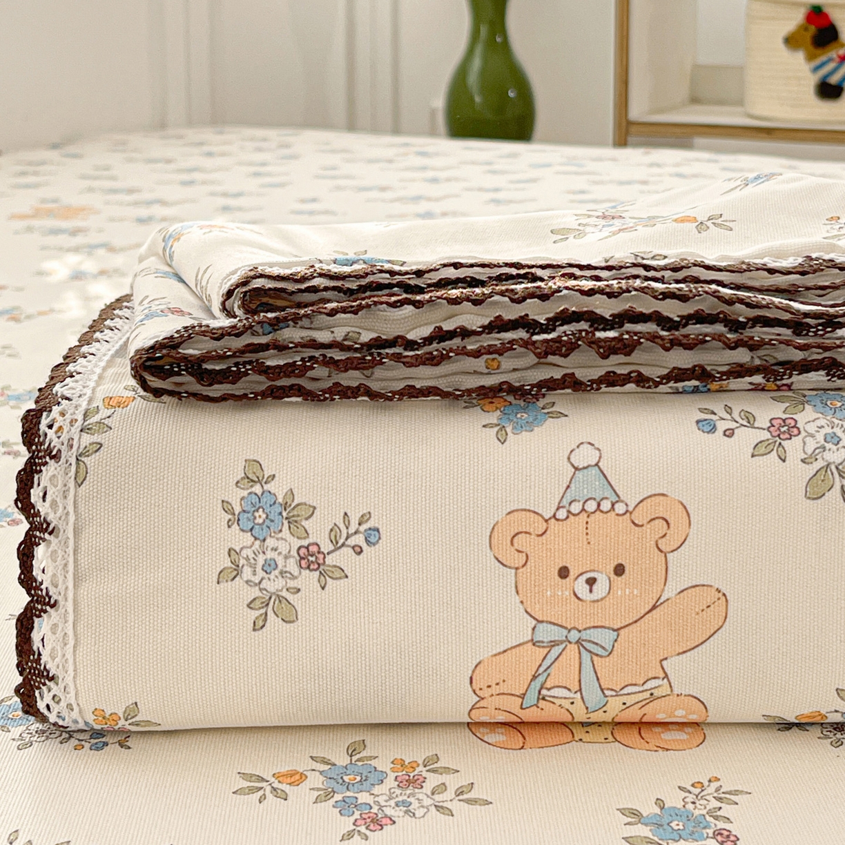 91家纺网 家纺一手货源 找家纺 纽缦家纺 2026新款舒适透气细沙卡通印花花边老粗布床单凉席席子 苏莉熊-米