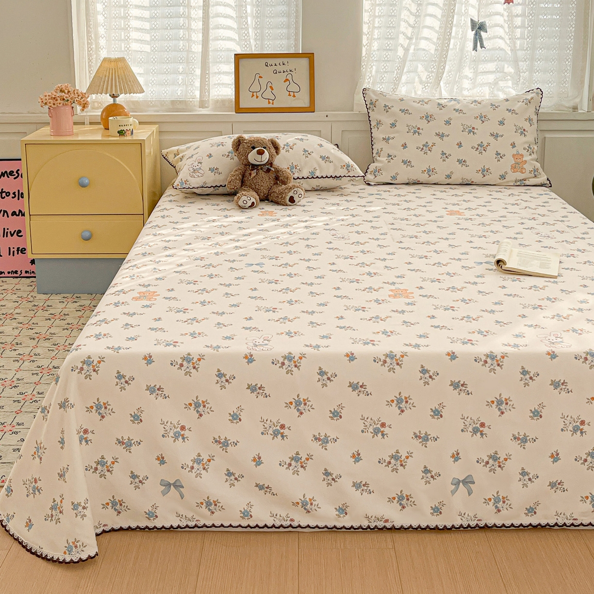 91家纺网 家纺一手货源 找家纺 纽缦家纺 2026新款舒适透气细沙卡通印花花边老粗布床单凉席席子 苏莉熊-米