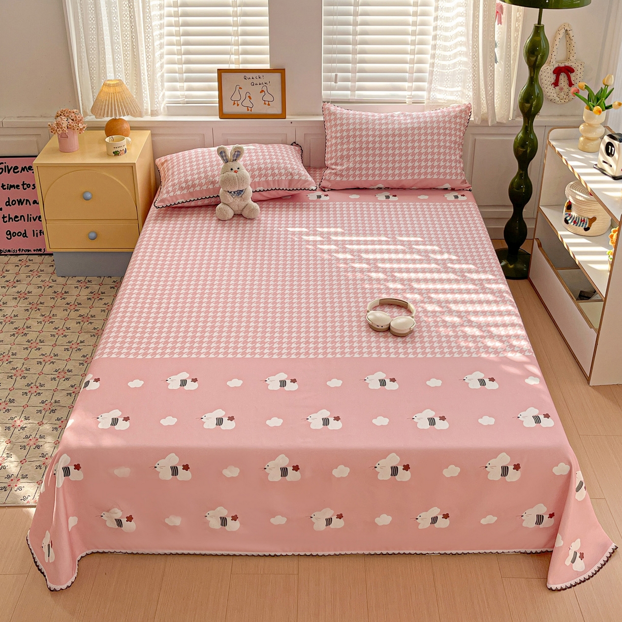 91家纺网 家纺一手货源 找家纺 纽缦家纺 2026新款舒适透气细沙卡通印花花边老粗布床单凉席席子 田园小兔-粉