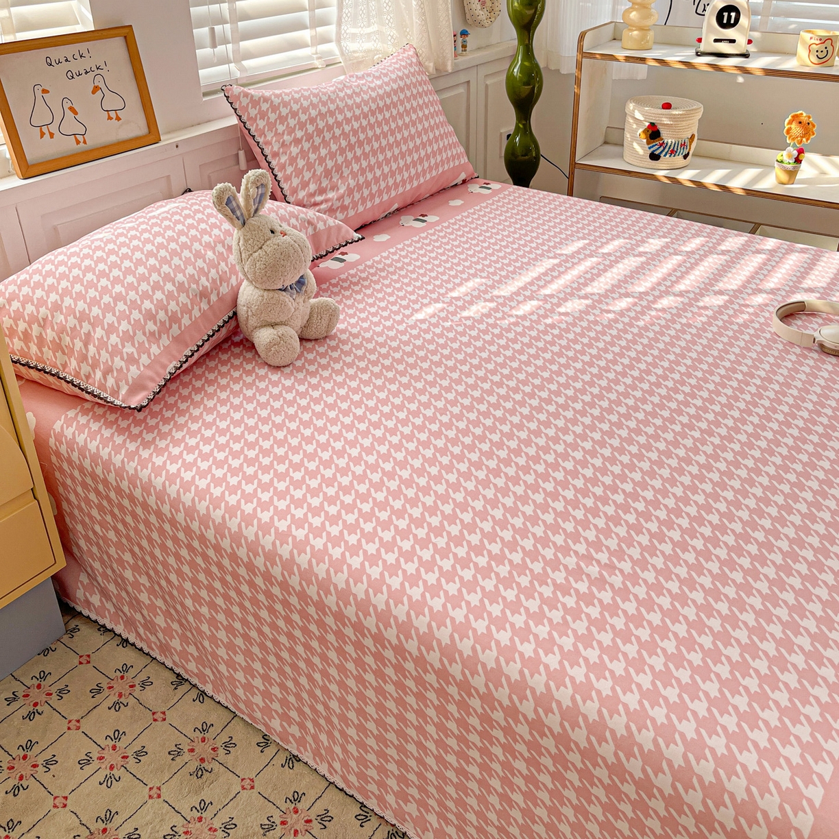 91家纺网 家纺一手货源 找家纺 纽缦家纺 2026新款舒适透气细沙卡通印花花边老粗布床单凉席席子 田园小兔-粉