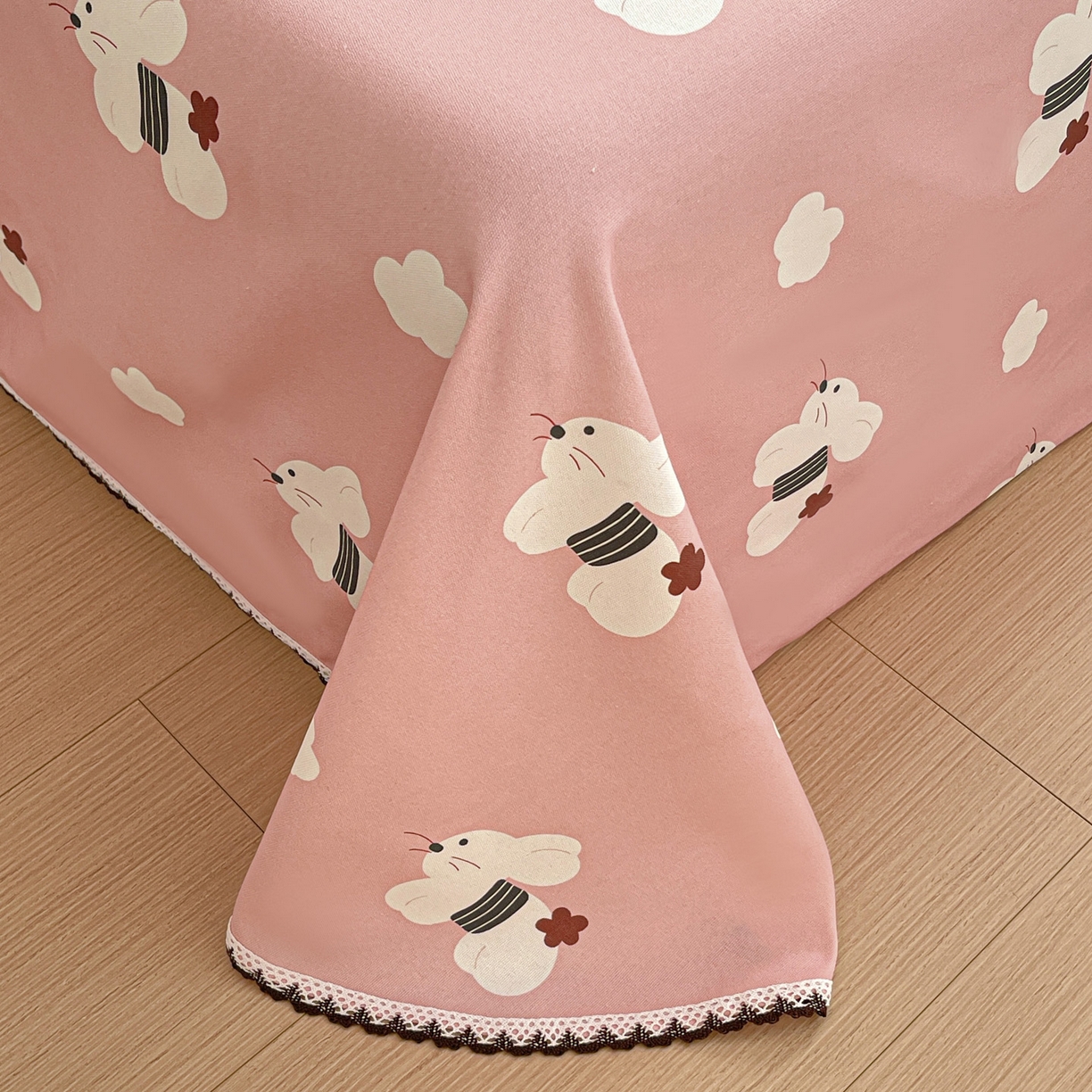 91家纺网 家纺一手货源 找家纺 纽缦家纺 2026新款舒适透气细沙卡通印花花边老粗布床单凉席席子 田园小兔-粉